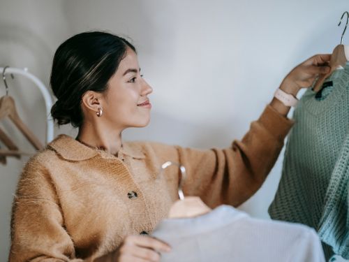 ThredUp VS Poshmark: Which Is A Better Closet Cleanout Platform?